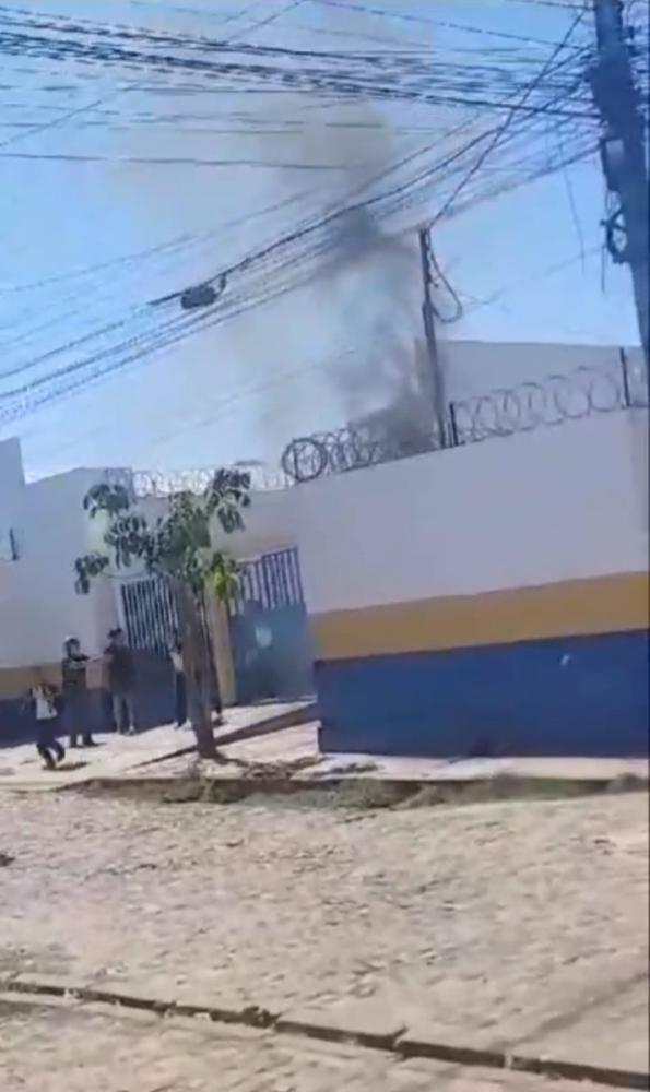 Incêndio assusta alunos e provoca correria em escola de Teresina