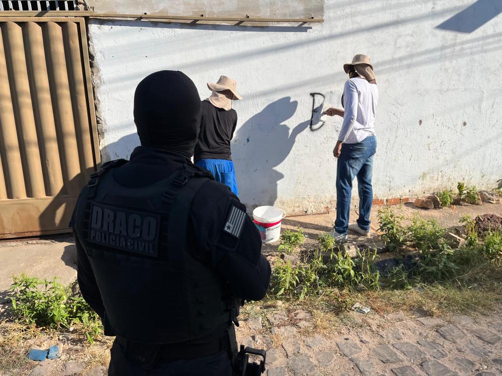 Polícia Civil apaga pichações que fazem alusão a facções criminosas em Teresina