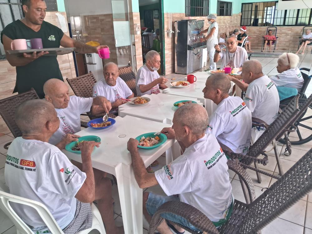 Responsabilidade Social: Grupo Franly realiza almoço aos idosos do abrigo São Lucas