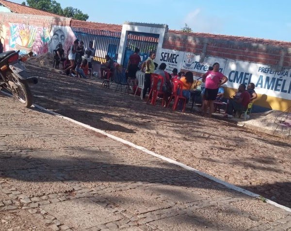 Denúncia: Mães dormem em calçada para tentar vaga em creche de Teresina