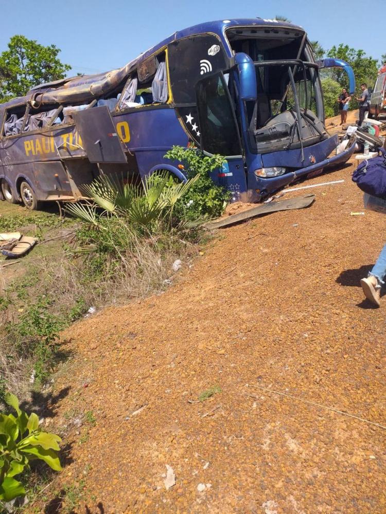 Ônibus capota na PI 114 e deixa vários feridos no Piauí 