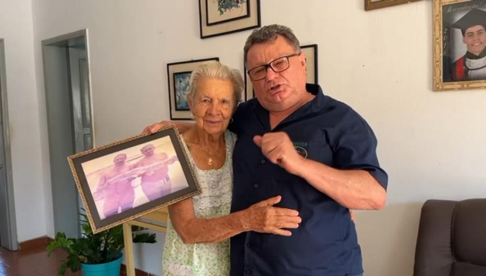 Diretor-Presidente do Grupo Franly vai à cidade São João dos Patos no Maranhão e entrega quadro de amigos a Tia zefinha