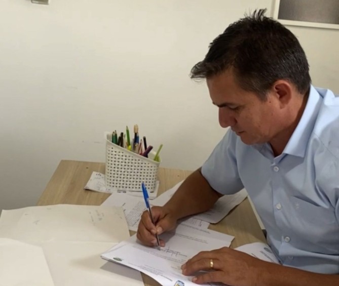 Prefeito Hilton Gomes, assina projetos que elevam salários de servidores municipais.