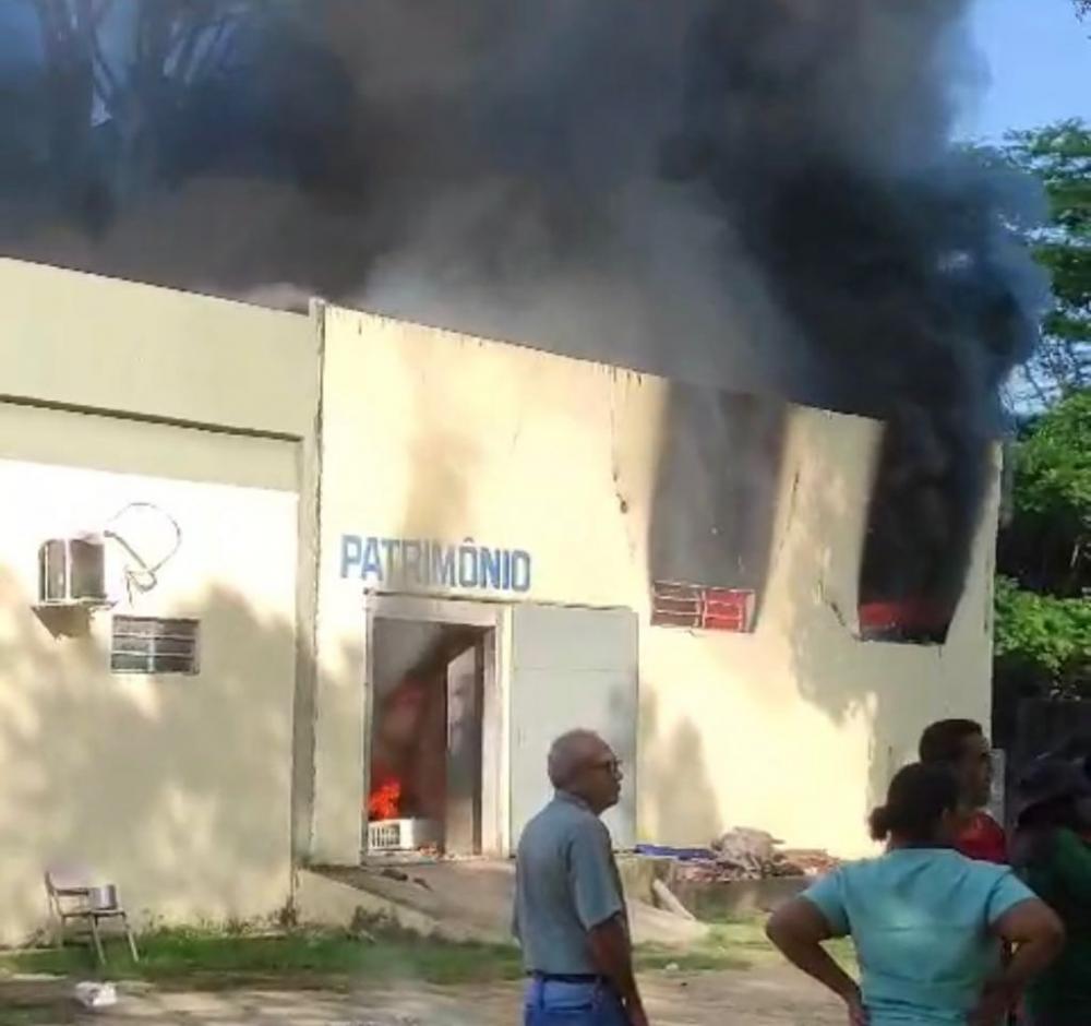 Incêndio atinge setor de almoxarifado da Uespi e destrói computadores da instituição