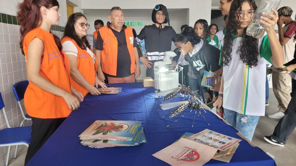 Com laboratório móvel, Sesapi orienta estudantes sobre o combate à dengue