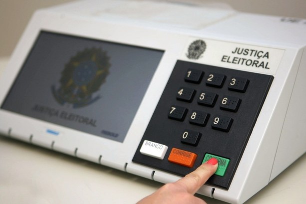 Urna eletrônica terá nova voz para eleitores cegos ou com baixa visão