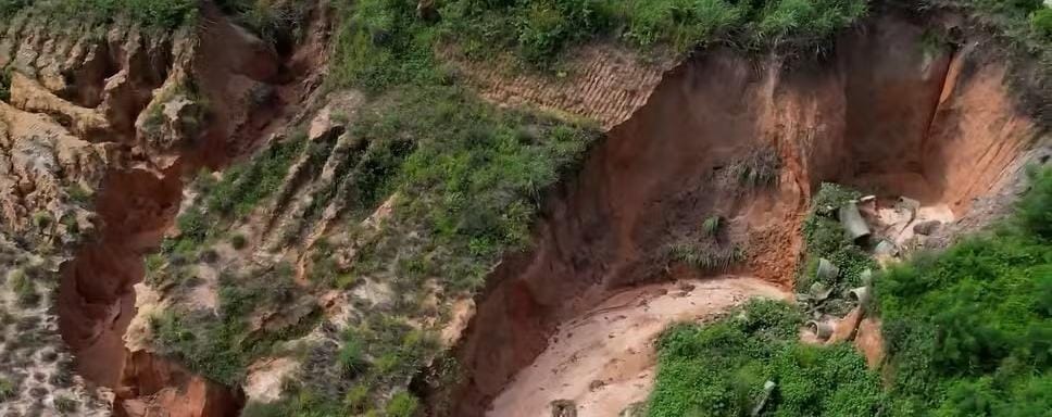 Cratera causa riscos a pedestres e motoristas que transitam na MA-203 no interior do Maranhão