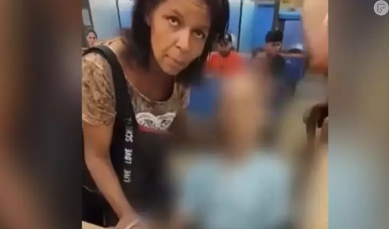 Mulher que levou idoso morto ao banco segue presa e alega inocência