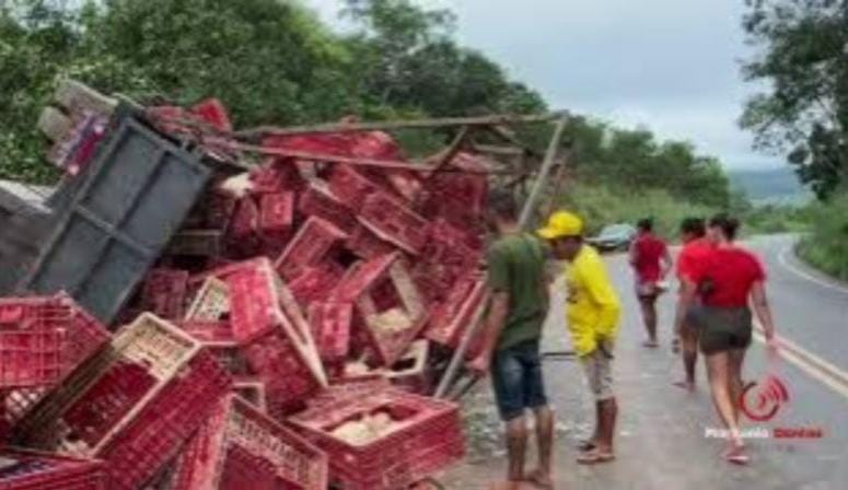 Acidente na MA-270: Caminhão carregado de galinhas tomba próximo a Sucupira do Norte no Maranhão