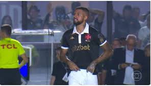 Jogador do Vasco tenta enganar agentes de blitz da Lei Seca