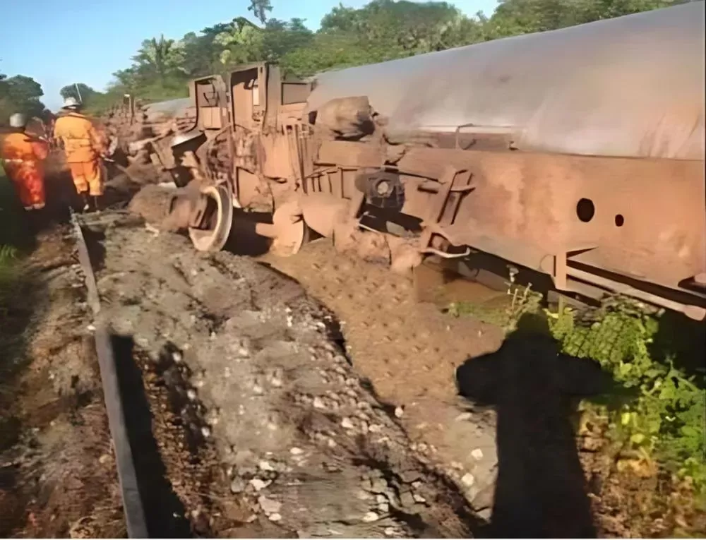 Trem descarrila no povoado Conceição, zona rural de Coroatá; causa do acidente pode ter sido afundamento dos trilhos