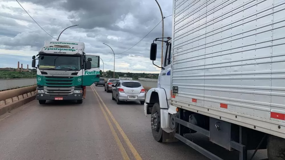 Caminhão de carga impede passagem de veículos na BR 316 que liga Teresina a Timon 