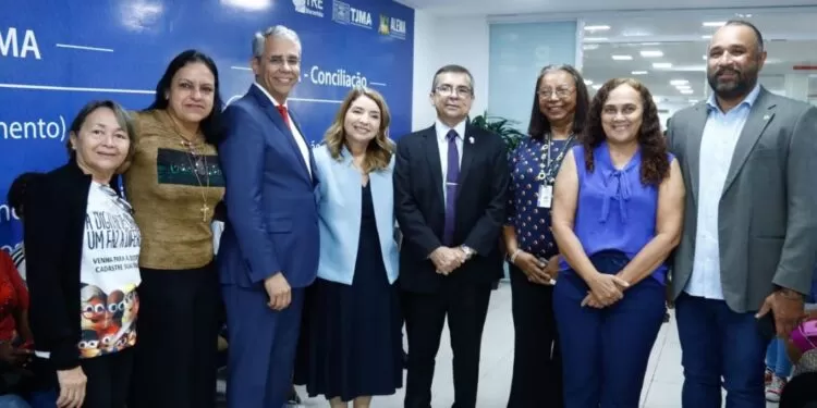 Presidente da Assembleia, Iracema Vale, recebe desembargadores José Gonçalo e Paulo Velten em visita ao posto do TRE na Alema