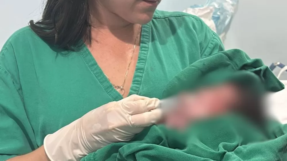 Bebê recém-nascida é encontrada em sacola plástica próximo a igreja católica de Teresina