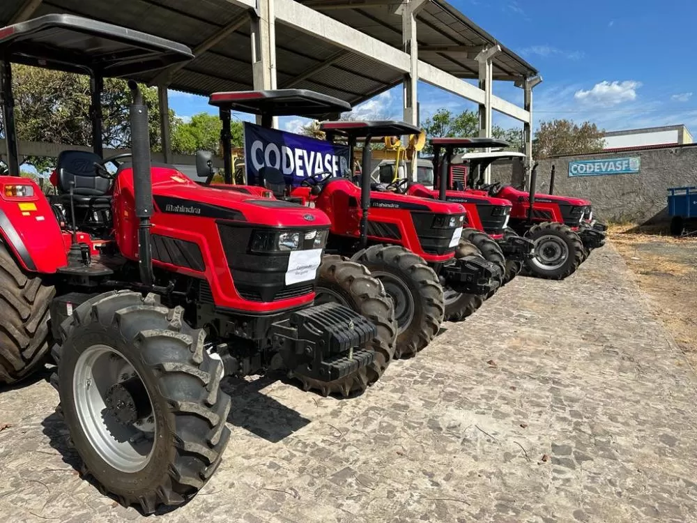 Municípios do Piauí são contemplados com a entrega tratores e equipamentos