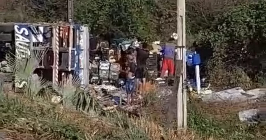 Caminhão carregado de frutas tomba na BR-343 em Campo Maior (PI)