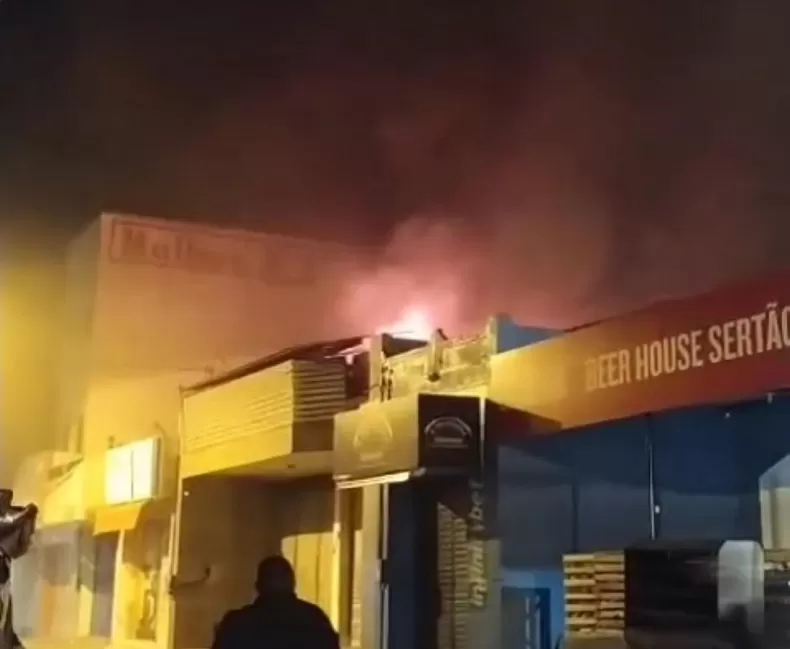 Durante a madrugada, depósito de supermercado pega fogo em Picos 