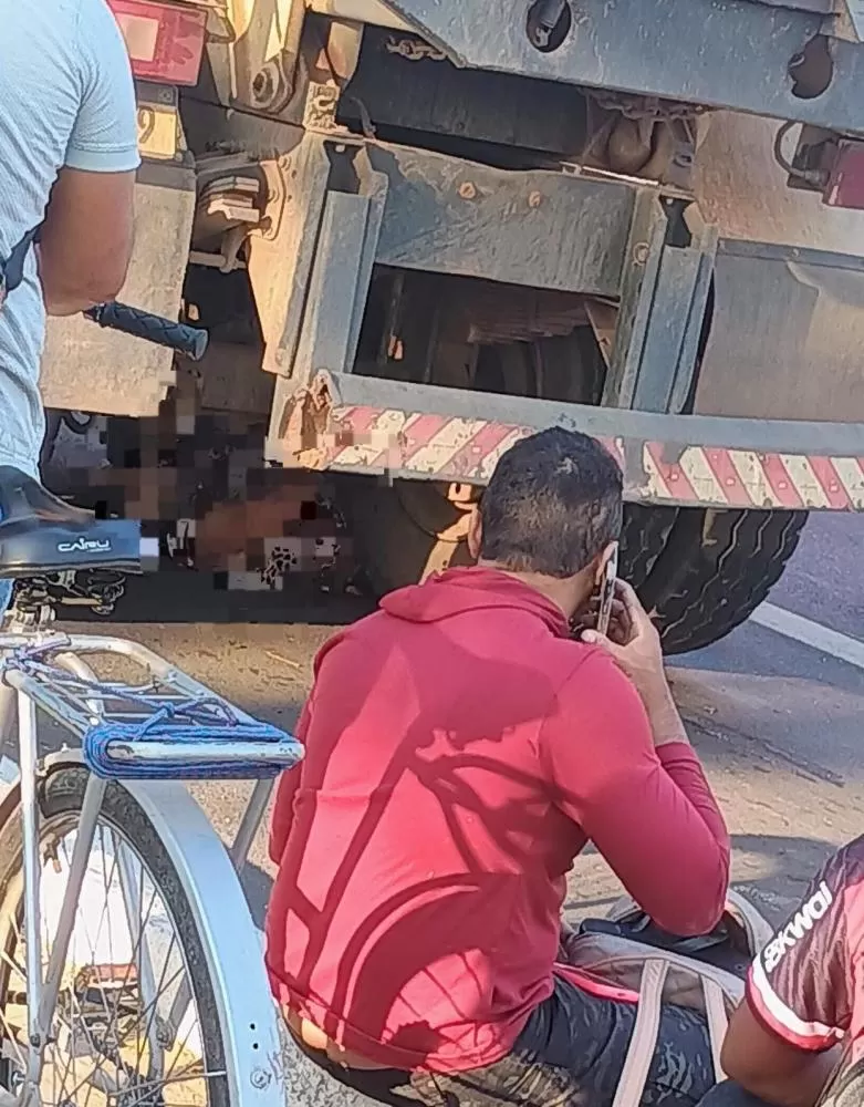 Mulher fica presa entre rodas de caçamba, após acidente na zona Leste de Teresina