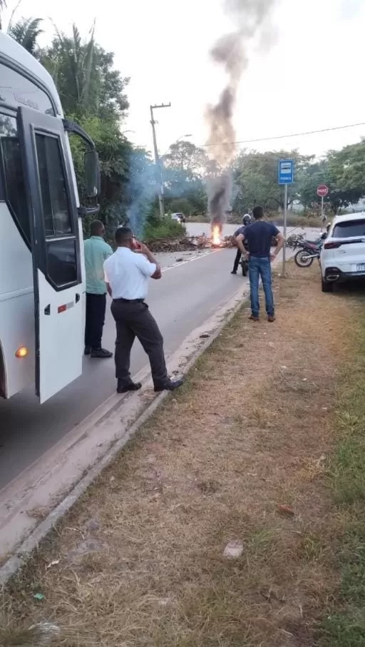 Moradores realizam protesto por falta de infraestrutura de escola de São Luís, no Maranhão