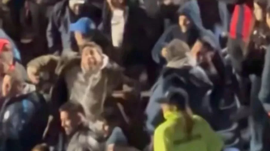 Torcedores do San Lorenzo fazem gestos racistas em direção à torcida do Atlético, durante partida pela Libertadores 