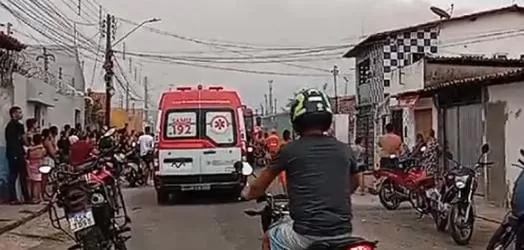 Incêndio de grandes proporções atinge residência no bairro Parque Alvorada, na zona norte de Teresina; curto-circuíto pode ter ocasionado as chamas