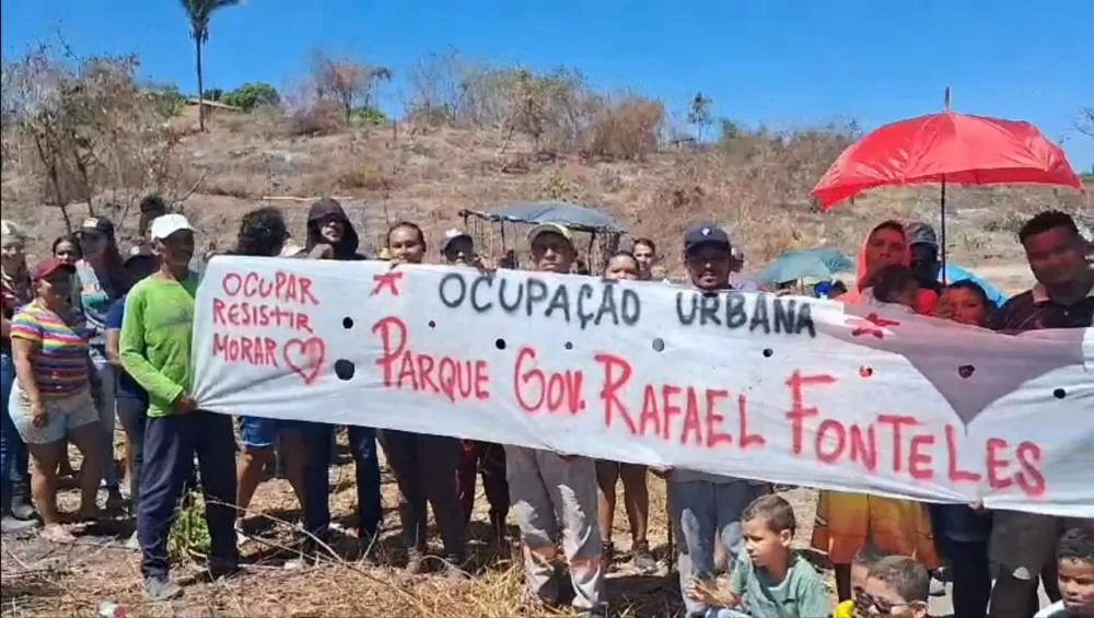 Moradores do bairro Pedra Mole fazem manifestação para adquirir termo de posse de terreno, na zona leste de Teresina