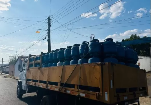 Fiscais do Procon/MPPI apreendem mais de 700 botijões de gás em depósitos clandestinos no Piauí