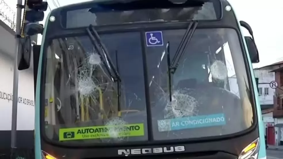 Grupo ataca ônibus e bloqueia via com barricadas em fortaleza em represália à morte de mulher em desocupação