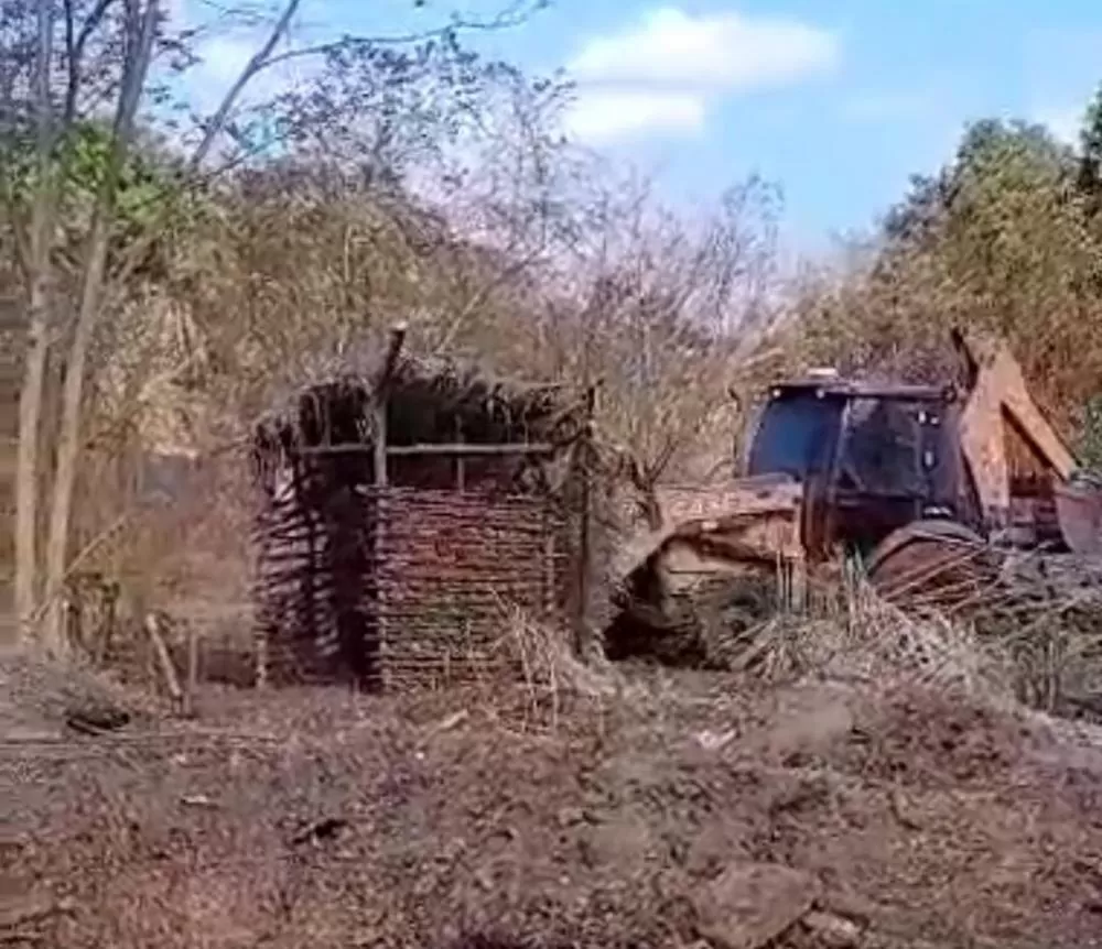 Registro de vídeo feito por moradores do bairro Pedra Mole no momento da desocupação