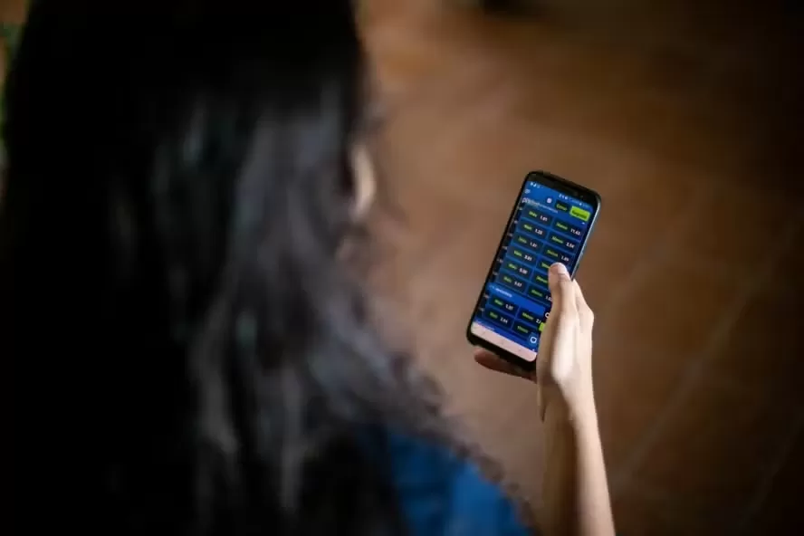 Beneficiários do Bolsa Família gastam R$ 3 bilhões em apostas eletrônicas em agosto, revela Banco Central