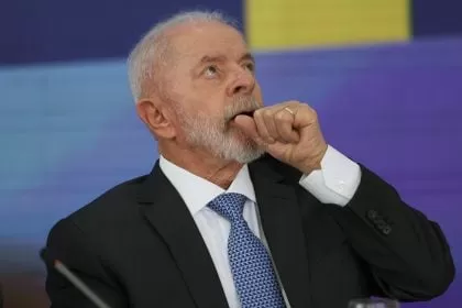 Avião presidencial com Lula enfrenta problema técnico e retorna ao México para troca de aeronave