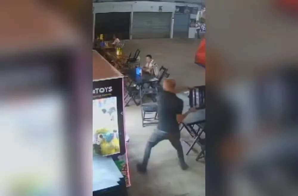 Homem quebra máquina após não conseguir pegar ursinho de pelúcia e é preso