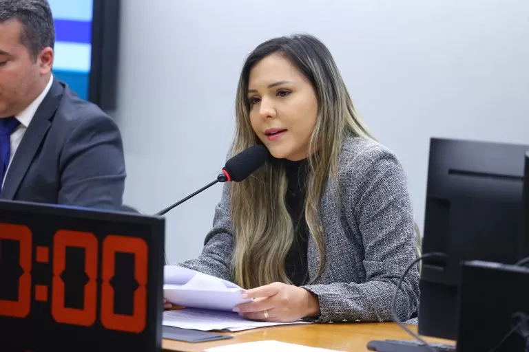 Comissão aprova projeto que prevê piso salarial de R$ 5,5 mil para assistente social 