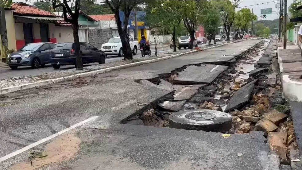 Cratera se abre em avenida na zona sul de Teresina, após fortes chuvas na região