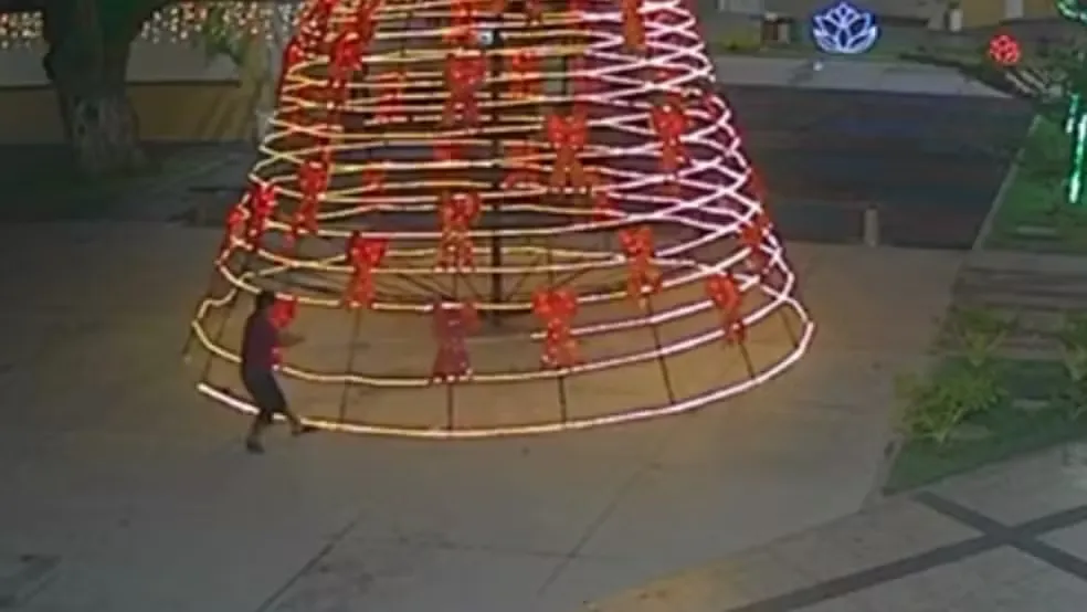 Homem vandaliza árvore de Natal em Acaraú, e prefeita repudia crime