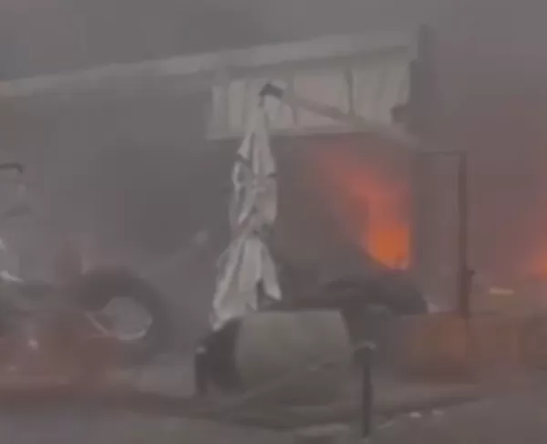 Aeronave cai em cima de loja e provoca incêndio após explosão em Gramado (RS)