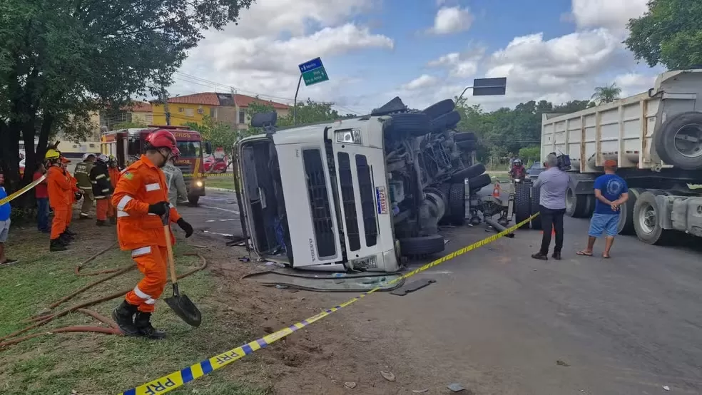 Acidente em Teresina: Caminhão carregado de cerveja tomba e motorista fica ferido