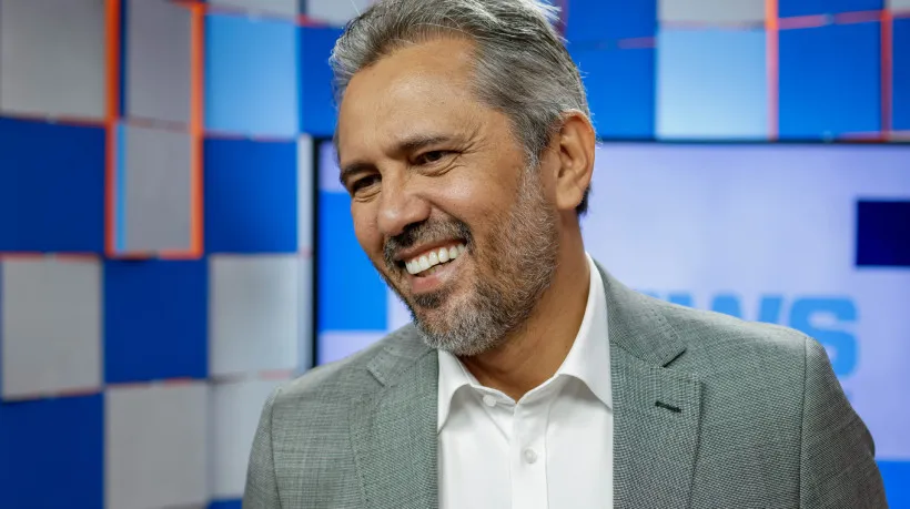 Elmano antecipa pagamento do salário de dezembro para servidores do Ceará