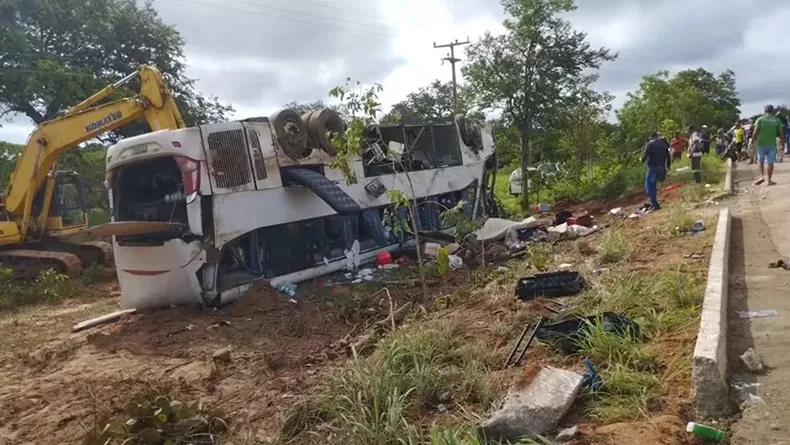 Ônibus tomba em rodovia e deixa sete mortos e 15 feridos no Sul do Piauí 