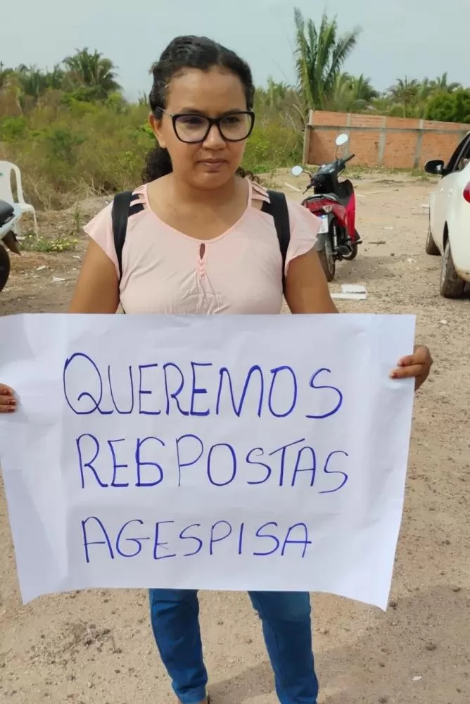 Moradores do Conjunto Bernardo Rego protestam contra a Agespisa em Esperantina
