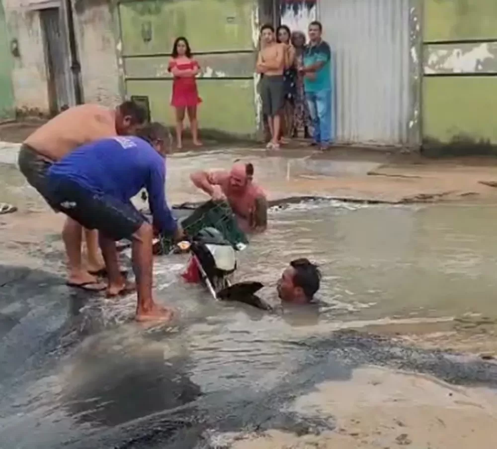 Motociclista afunda em cratera coberta por água em rua no litoral do Piauí