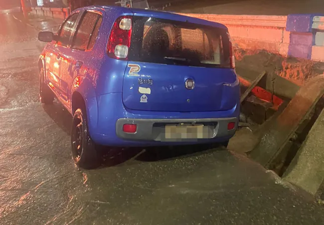 Temporal causa transtornos em Parnaíba: Carro preso e táxi “flutua” em alagamentos