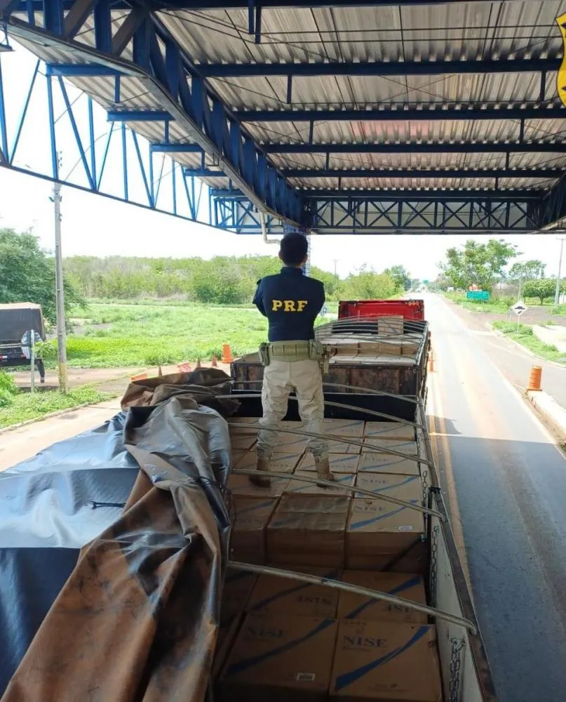 PRF Intercepta 400 Mil Maços de Cigarro Contrabandeados em Piripiri