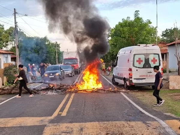  Manifestantes bloqueiam PI-115 em protesto contra o fechamento de escola em Castelo do Piauí