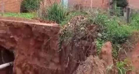 Erosão avança sobre pista e ameaça engolir trecho da MA-322, em Brejo de Areia