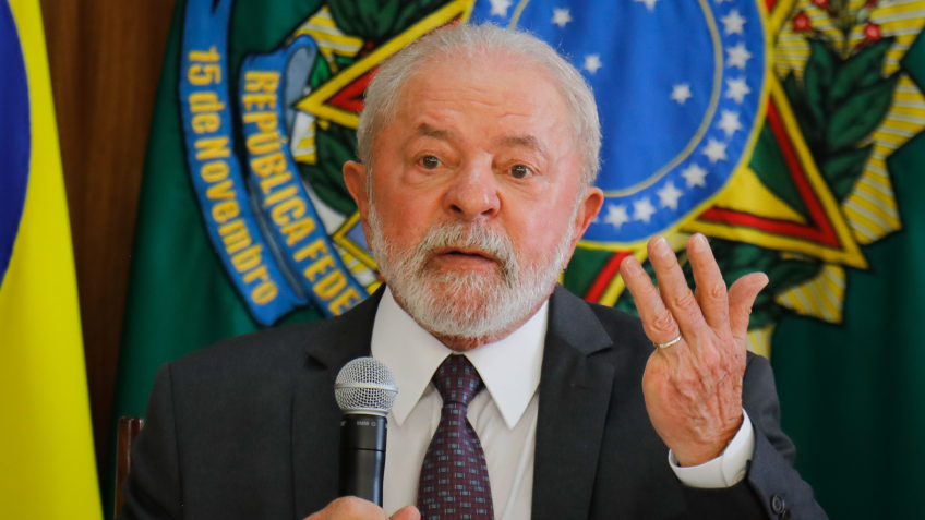 Lula manda tirar cerca do Planalto: 'Democracia não suporta grades'