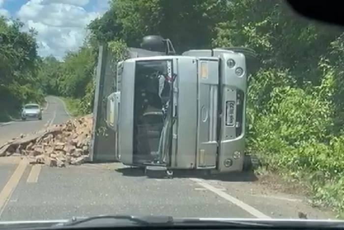Caminhão carregado de pedras tomba na BR-222, em Batalha (PI)