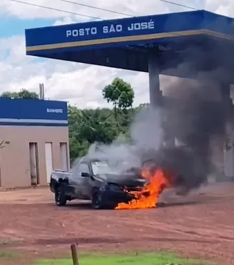 Veículo pega fogo após abastecimento em posto de combustível em Barras-PI