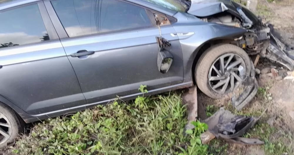 Motorista perde controle de veículo e bate em cerca na PI-110 entre Batalha e Barras
