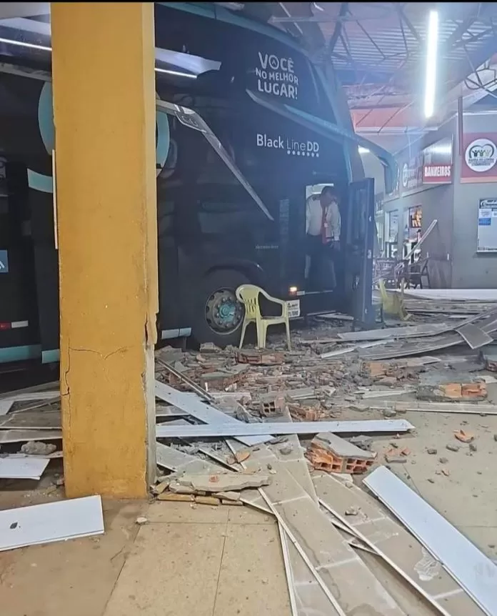 Ônibus colide com coluna e derruba parte da estrutura de rodoviária em Barra do Corda